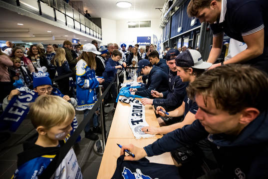 Leksands spelarna skriver autograf