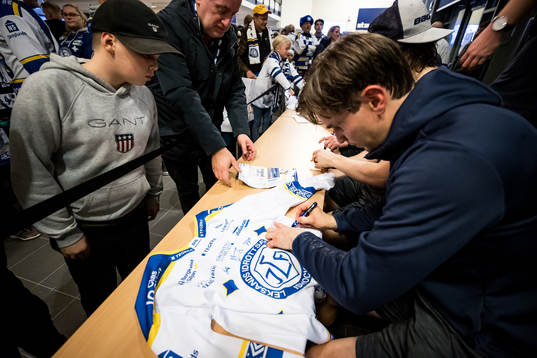 Leksands Mikael Ruohomaa  skriver autograf