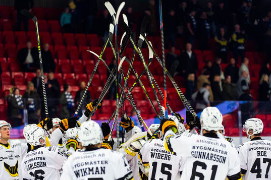Västerås spelare jublar