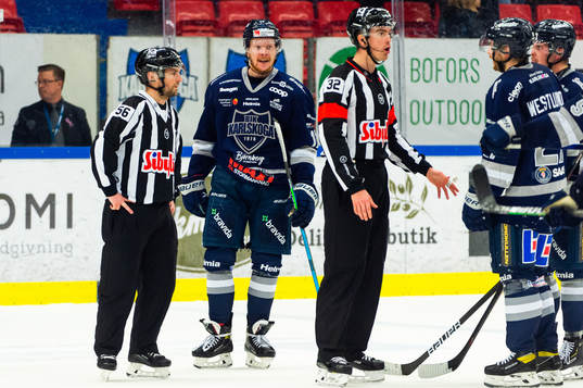 Karlskogas David Lindquist diskuterar med domarna