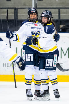 s Hanna Olsson jublar med målskytten till 0-2 Sarah Bujold