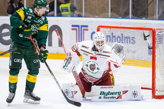 Björklövens Christoffer Bengtsson och Modos målvakt Tex