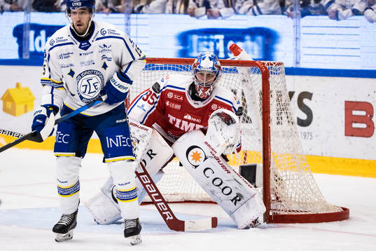 Leksands Max Veronneau och Timrås målvakt Sami Rajaniemi