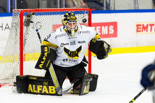 Västerås målvakt Johan Gustafsson släpper in 2-1 från