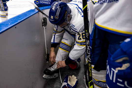 Leksands Patrik Norén knyter skridskorna