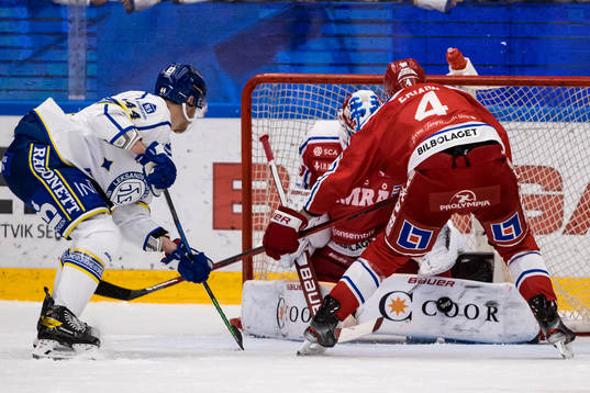 Leksands Carter Ashton och Timrås Tim Erixon framför