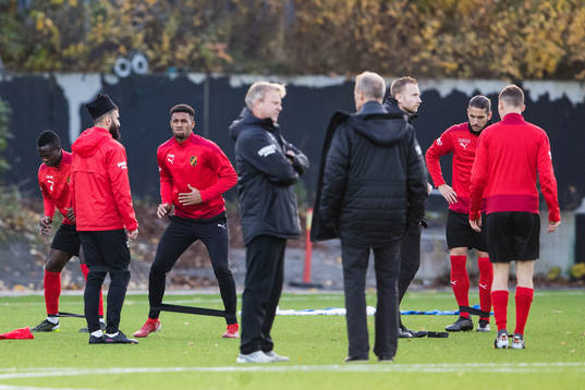 Vasalunds spelare värmer upp