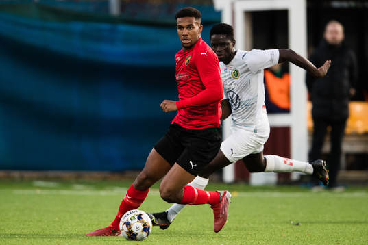 Vasalunds Isak Hien  och Jönköpings Eric Johana Omondi