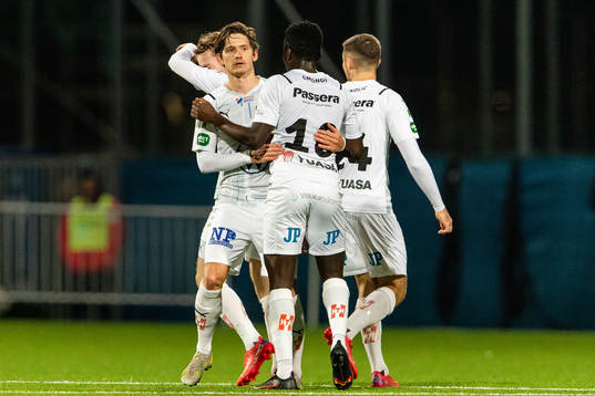 Jönköpings Robin Book jublar med Eric Johana Omondi