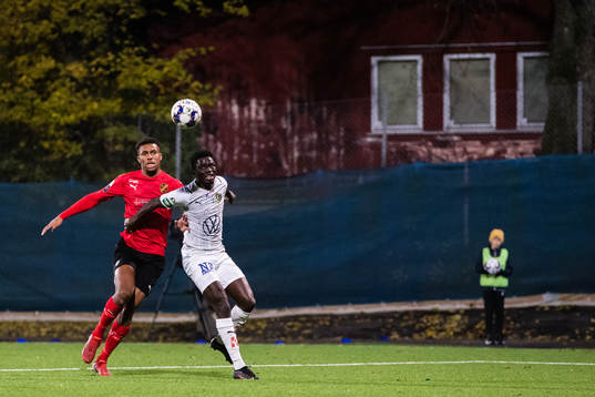 Vasalunds Isak Hien  och Jönköpings Eric Johana Omondi