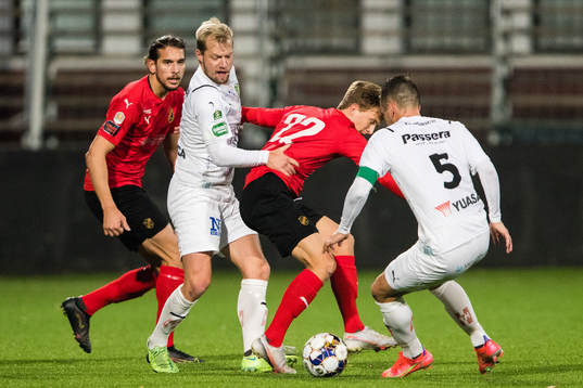 Vasalunds Nikola Vasic och Tom Strannegård i kamp om