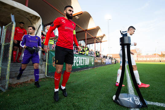 Vasalunds målvakt Radu Mitu och Charbel Georges kliver ut