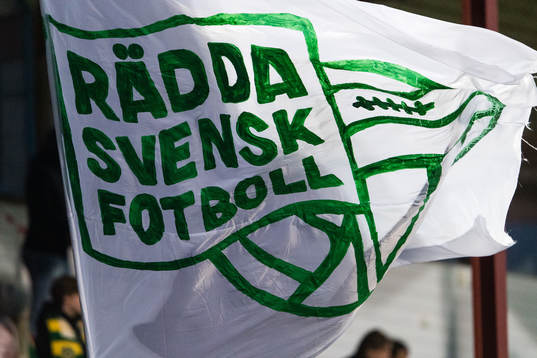En flagga med texten Rädda Svensk Fotboll