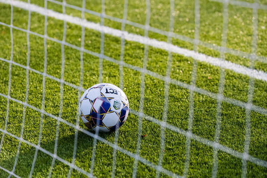 En boll i målet innan fotbollsmatchen i Superettan mellan