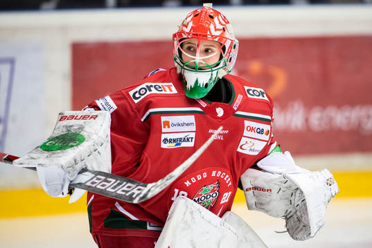 Modos målvakt Viktorije Svejdova värmer upp
