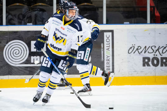 s Danielle Stone värmer upp