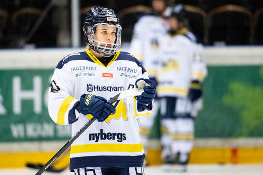 s Ebba Berglund värmer upp