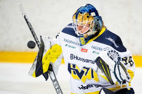 s målvakt Lina Van Noort värmer upp