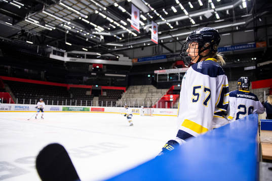 s Elin Svensson värmer upp