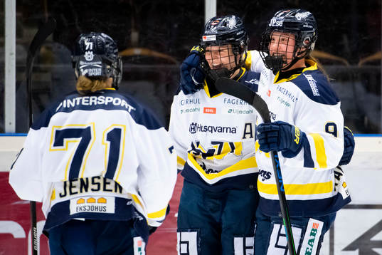 s Nicoline Jensen, Thea Johansson och Jenna Raunio jublar