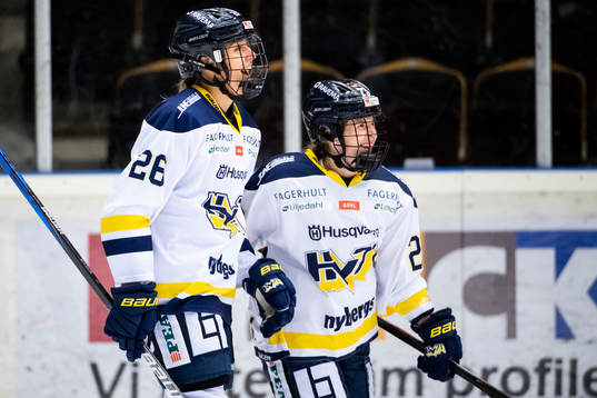 s Hanna Olsson och Sanni Hakala jublar