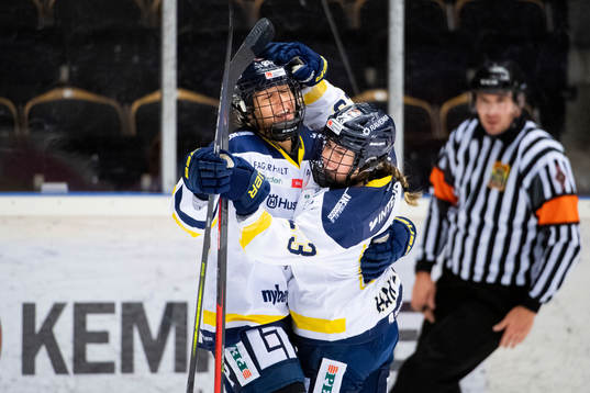 s Hanna Olsson och Sanni Hakala jublar