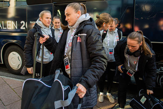 Vilde Hasund of Sandviken arrives
