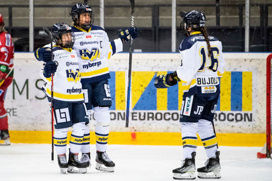 s Sanni Hakala, Hanna Olsson och Sarah Bujold jublar