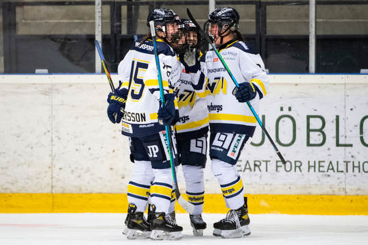 s Linnea Andersson, Julia Tylke, Jenna Raunio ovh Thea