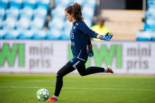 Hannah Grace Seabert of Vålerenga warms up