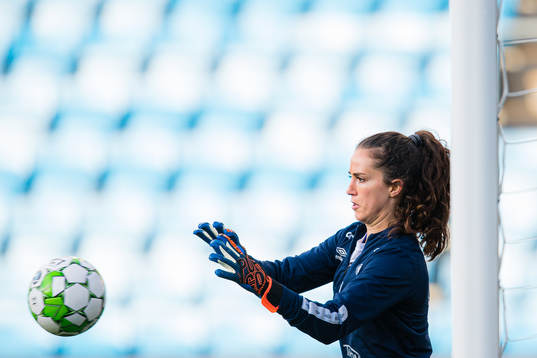 Hannah Grace Seabert of Vålerenga warms up