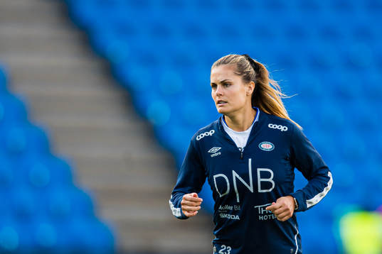 Katherine Nicole Stengel of Vålerenga warms up