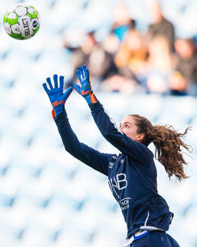 Hannah Grace Seabert of Vålerenga warms up