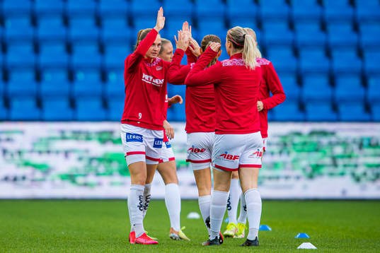 Vilde Hasund of Sandviken warms up