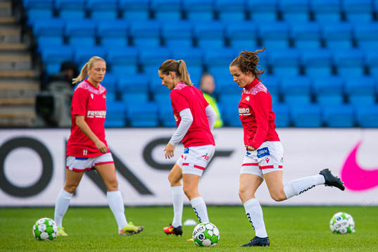 Tuva Hansen of Sandviken warms up