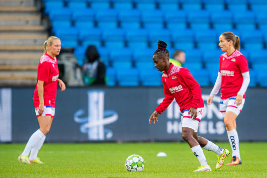 Kennya Kinda Esther Cordner of Sandviken warms up