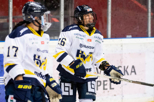s Danielle Stone och Sarah Bujold
