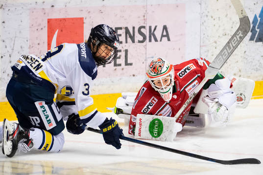 s Emma Aller Mathiesen och Modos målvakt Klara Peslarkova