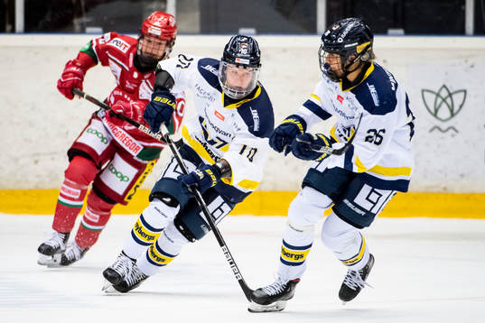 s Ebba Berglund och HV71:s Hanna Olsson