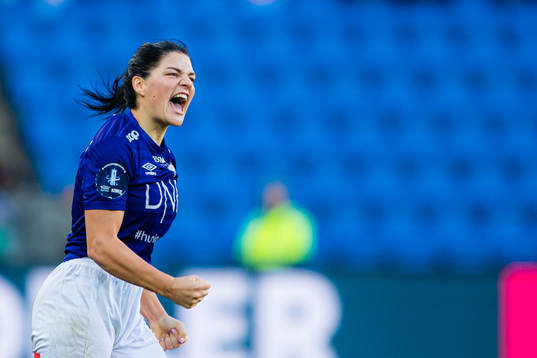 Dejana Stefanovic of Vålerenga celebrates