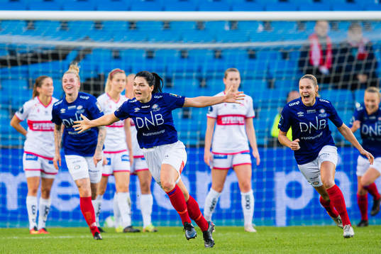 Dejana Stefanovic of Vålerenga celebrates