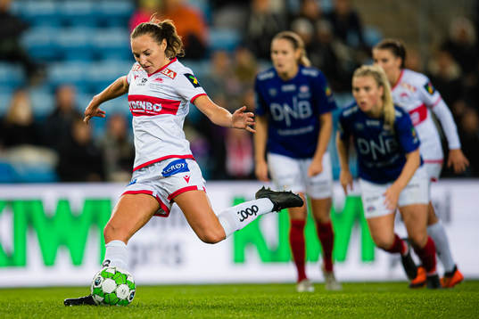 Marit Bratberg Lund of Sandviken misses a chance to score