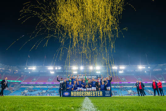 Players of Vålerenga celebrates with the tryphy