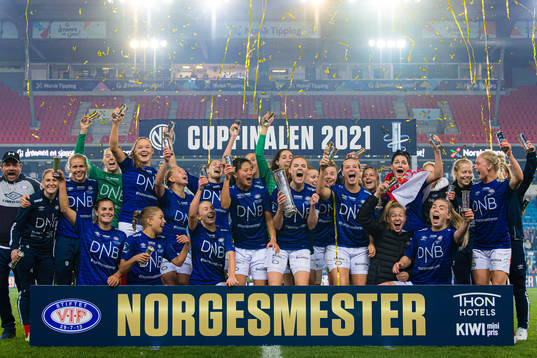 Players of Vålerenga celebrates with the tryphy