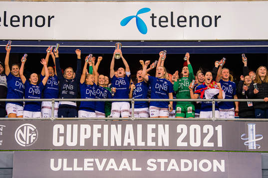 Players of Vålerenga celebrates with the tryphy