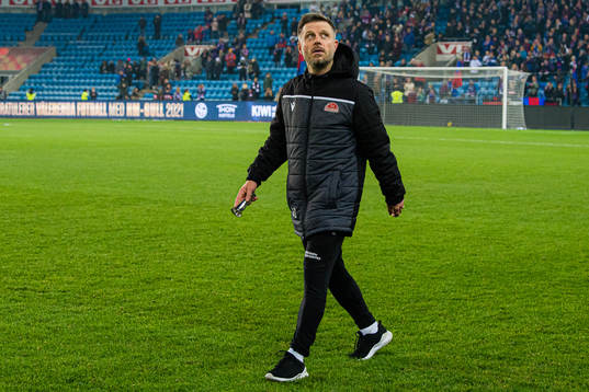 Alexander Straus, head coach of Sandviken, looks dejected