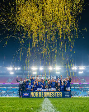 Players of Vålerenga celebrates with the tryphy