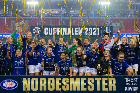 Players of Vålerenga celebrates with the tryphy