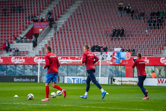 Helsingborgs spelare gör entré till uppvärmningen