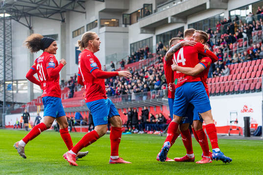Helsingborgs Dennis Olsson jublar med lagkamrater